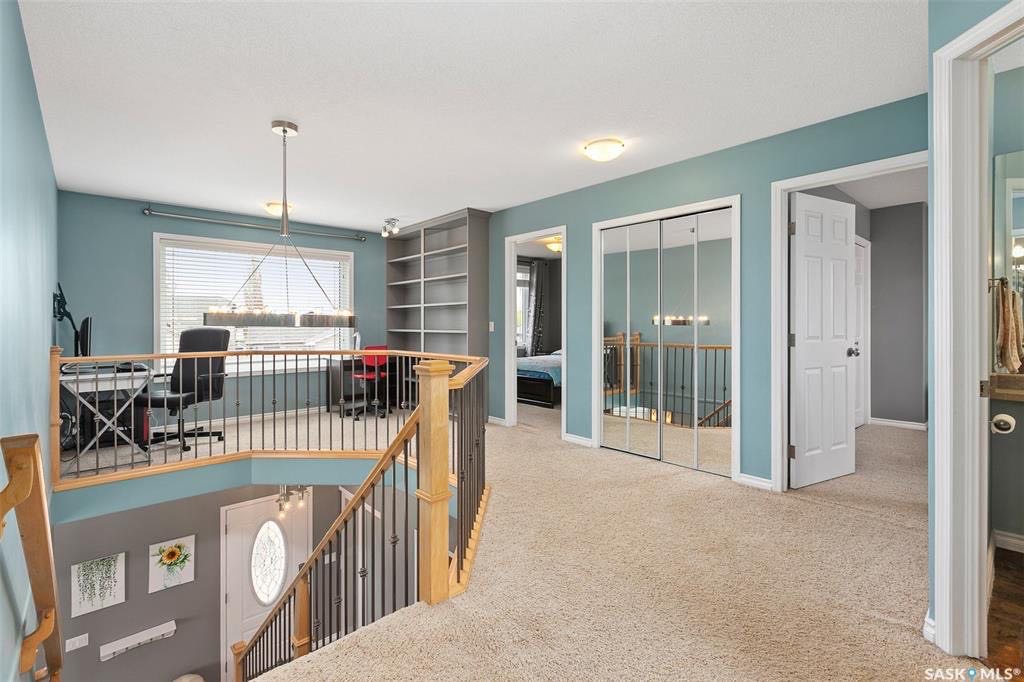 Willowgrove 2062平方尺独立屋出售。4房4卫，高档装修：9尺高层高，实木地板，超现代高级用料厨房（金属桶面板，耐用水泥台面）2楼3房2卫加多功能厅。地下室装修有一房一厅一卫。朝南大院子。步行至小学和公园.有意请联系地产经纪Gary Gai 盖王睿 306341367 - 8