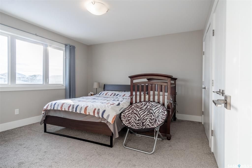 Evergreen小区2014年建大尺寸1532尺高档装修3房3卫独立屋出售。步行可至小学公园。一层和地下均为9尺层高。客厅实木地板，厨房大理石台面岛台现代定制橱柜。主卧带双衣柜及独立洗手间。特色升级有全新中央空调（2021），三层窗户，加高地脚线，前后露台，另有独立院子及大尺寸 - 7