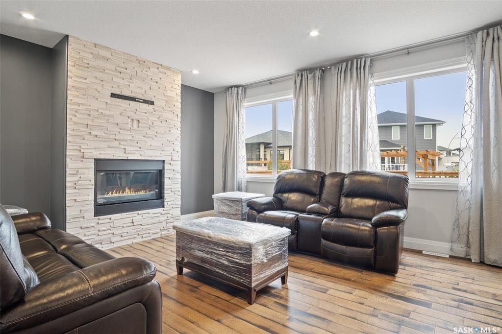 EVERGREEN小区2014年新建2197尺4房4卫1书房1多功能厅双层独立屋（外加地下室合法独立出租套间） 出售。房屋位置佳，位于两所小学正对面，步行公园，周围生活设施齐全。高档装修，一楼实木和瓷砖地板，枫木橱柜，石英石台面。一楼除餐厅客厅外，还有一间大尺寸书房。二楼共三间全 - 4