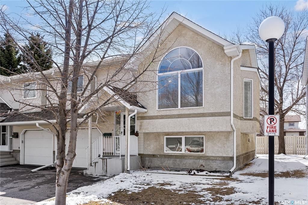 Wildwood小区错层边户联排出售。3房2卫连房子单车库外加室外双停车位，后院露台。主层挑高天花板，合成板地板，半地下室大窗户，近期更换高校锅炉和热水器。房屋保养优，采光好，近公园，学校，购物。挂牌价格 $305,000。详情联系地产经纪Gary Gai 盖王睿 3063413 - 5