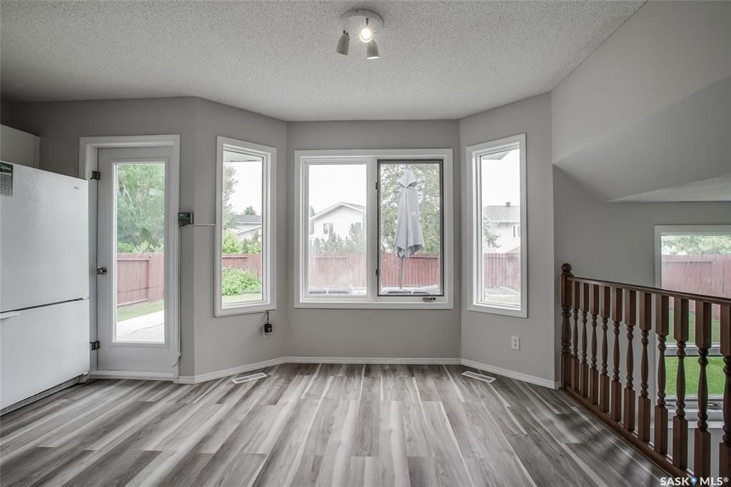 Erindale小区4房独立屋出售，位置便利步行近小学，高中，购物。带连房子双车库，半开放设计大窗户通透采光好。近年升级有热水器，洗衣烘干机，部分地板，屋顶瓦片，锅炉，洗手间等。全新刷漆。大院子保养好。挂牌价格 $389000。详情联系地产经纪Gary Gai 盖王睿 - 6