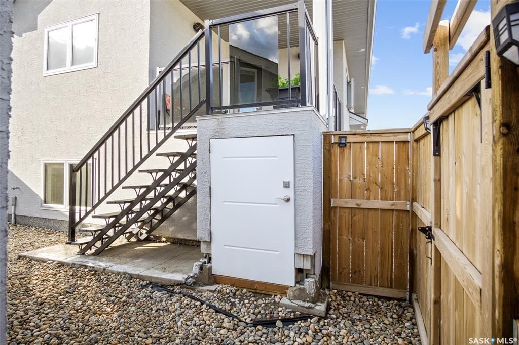 Aspen Ridge小区1165尺错层独立屋出售，本地西人业主，6房3卫，半地下室大窗带合法出租1厨1厅 2房间1卫分电表，独立出入独立洗衣烘干，独立热水器换风系统，另有1大厅或者房间用于主层住户使用，高档装修，全屋9尺，大理石台面，升级厨柜，双车库，拐角地块多停车位，带顶露台 - 25