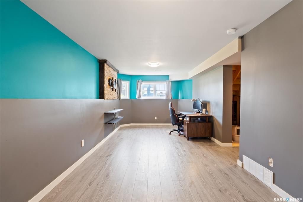 位于Stonebridge 小区紧靠公园绿地，近小学，购物设施，2015年建1249尺Bi Level错层独立屋5房3卫含2室一厅合法出租地下室，出售。 保养如新，大窗户采光好，高档装修，地下室有额外活动空间用于房主使用，外加地下室两房合法出租套间（独立出入，独立电表，独立厨房洗 - 23