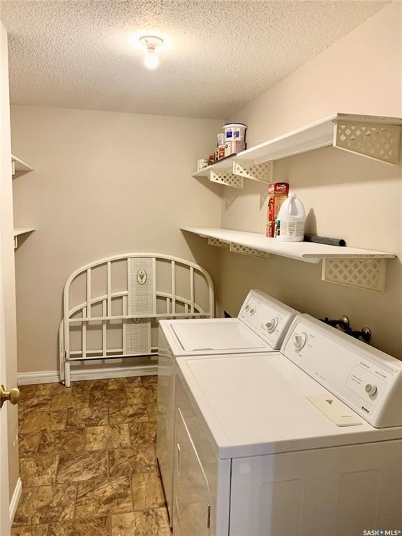 FOREST GROVE小区890 尺2室1卫公寓出售。位于离大学最近的区域之一，步行百米内至小学，步行至高中，近公园，商圈，且公交线路发达，交通便利。两间大尺寸卧室，各带大衣橱。一层公寓，含阳台，阳台外即草坪绿地，阳台带一储物间。一个地上车位，独立洗衣烘干机。挂牌价格：$115 - 9