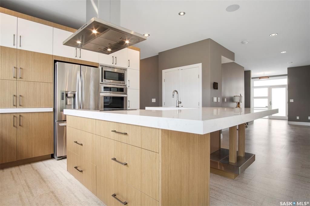 Rosewood小区2419尺现代风格2层独立屋出售。本地人业主，背靠公园绿地。3房3卫+1书房。顶级豪华装修：双向壁炉，软木地板，核桃木橱柜，大理石台面，全屋自动控制系统，主卧带5片豪华洗手间，二楼外加655尺超大阳台。位于小区最佳街区之一。挂牌价格：$829900。 有意请联 - 17