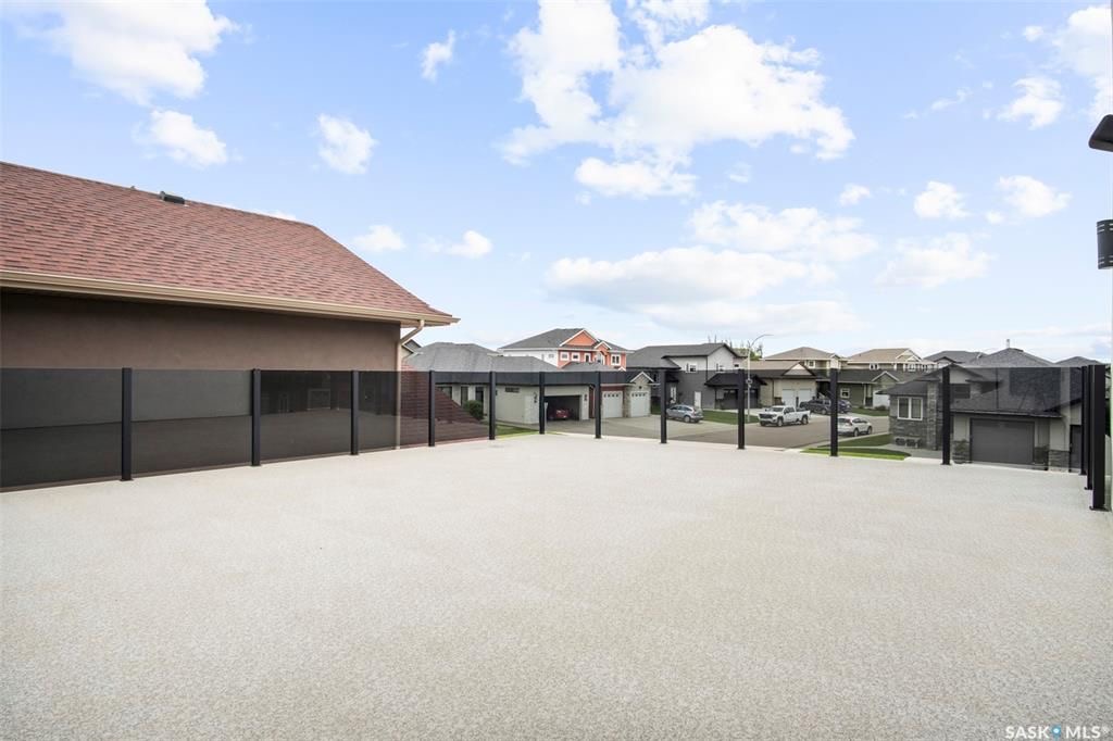 Rosewood小区2419尺现代风格2层独立屋出售。本地人业主，背靠公园绿地。3房3卫+1书房。顶级豪华装修：双向壁炉，软木地板，核桃木橱柜，大理石台面，全屋自动控制系统，主卧带5片豪华洗手间，二楼外加655尺超大阳台。位于小区最佳街区之一。挂牌价格：$829900。 有意请联 - 31