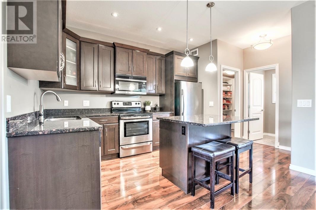 Willowgrove小区 2012年建，3房3全卫联排出售，位置便利，步行100米至小学，公园，也可步行至附近购物和Centennial Collegiate和St Joseph high school高中。安静路段，远离工地和公寓楼，一手房主保养佳，多窗户，大院子，一楼9尺高 - 6