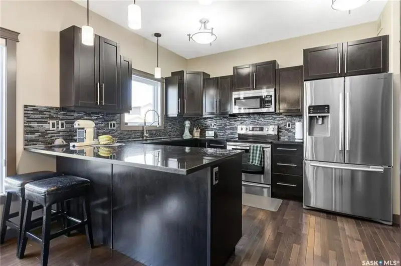 Willowgrove小区Blackrock建筑商两层4房4卫独立屋出售。位于小区安静私密钥匙扣路段，近小学，公园，购物。高档装修，三层窗户，实木地板，天然气石头装饰壁炉，枫木厨房大理石台面，升级洁具。二楼外加多功能厅。主卧带步入衣柜，豪华装修洗手间。地下室装修有一房一活动厅一卫 - 13