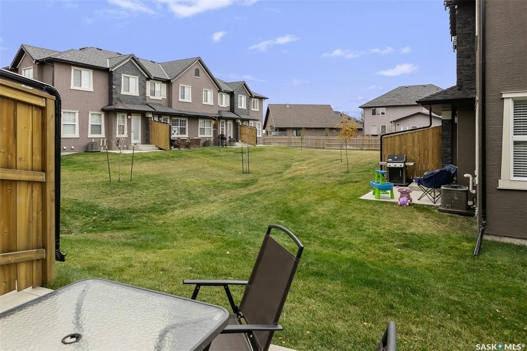 Willowgrove小区2014年建3房3卫联排别墅出售。本地人业主，地理位置安静私密，房屋年代新，整体保养好。交通便利，可步行至两所小学和公园，近百年高中，近购物中心。一楼多窗户朝南自然光充足，客厅宽敞明亮。实木地板，理石台面，纽约现代风橱柜，不锈钢家电。二楼3大卧室，主卧超 - 22