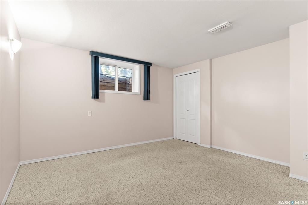 绝佳好位置Greystone Heights小区，步行至大学，8街购物等设施。大尺寸1310尺4房4卫平层独立屋出售。占地7326尺大地块，原橡木地板，客厅带天然气壁炉，好彩光，主卧带独立洗手间，地下室带独立出入口，完整装修有一个多功能厅带水吧台，独立书房，一个大窗户卧室，另有2 - 27