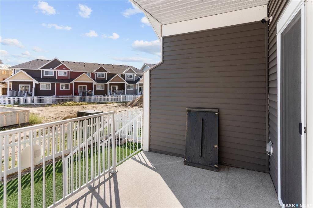 Warman临近高尔夫球场，2017年建1776尺3室3卫联排别墅出售。9ft挑高天花板，房屋保养好。一楼开放式设计，有一个壁炉，厨房带枫木带阻尼橱柜，石英石台面。二楼三间大面积房间，三个浴室和洗衣房。超大主卧带卫生间，装有多功能洗浴设备，双洗手台和步入式衣柜。地下室未装修，带大 - 19