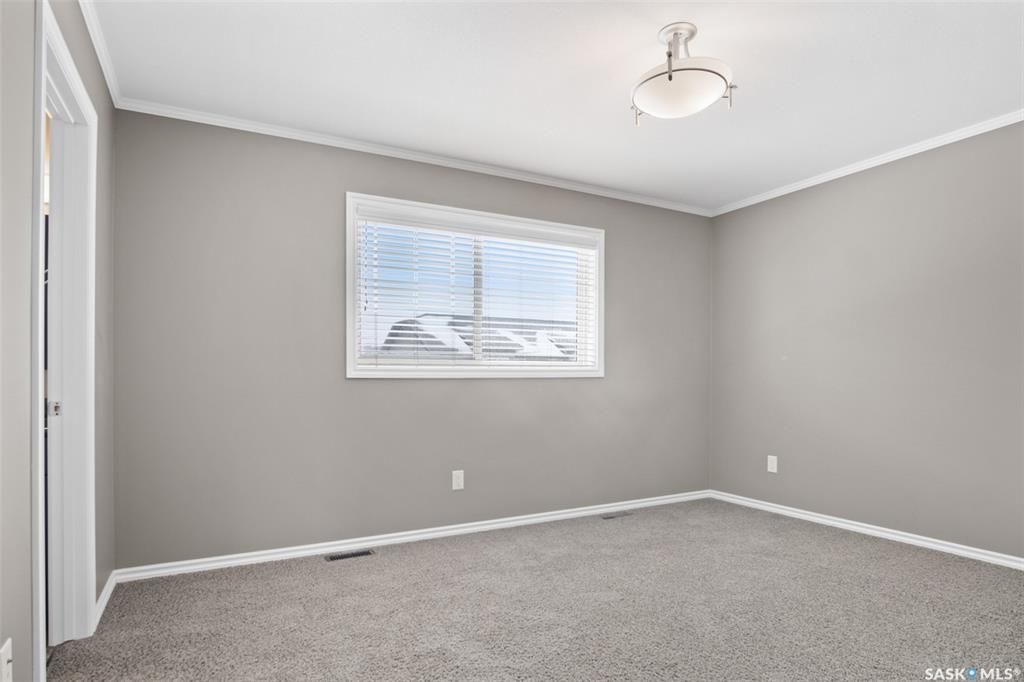 Willowgrove小区2011年建1310尺3房3卫联排别墅出售。房屋年代新，高档社区，整体保养得当。交通便利，可步行至两所小学和公园，近百年高中，近购物中心。一楼朝阳自然光充足，客厅宽敞明亮。一层9英尺挑高，高级复合板地板，全花岗岩台面，枫木橱柜，厨房设备齐全。二楼3大卧室 - 8