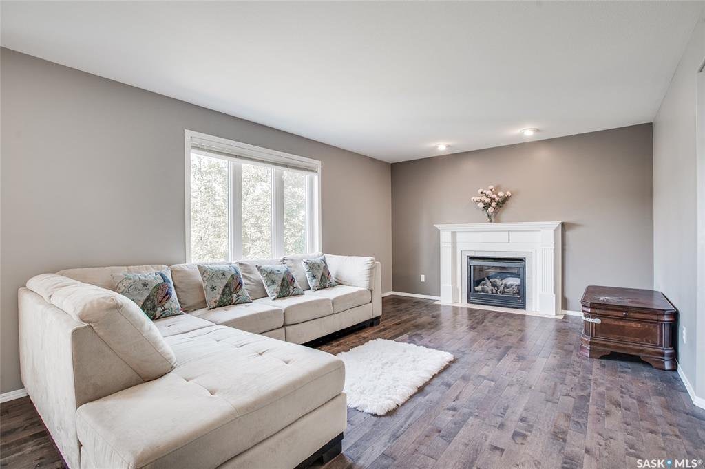 Arbor Creek小区私密路段北靠绿地1780尺2层two storey独立屋出售。过6000尺大地块，5房，1个办公室，3个大厅，4卫，一楼挑高顶，明亮大窗，双客厅双餐厅，实木地板，带一大尺寸书房（可做第六个卧室）二楼三个大房间主卧含独立洗手间。地下室完全装好有大家庭厅外加 - 6