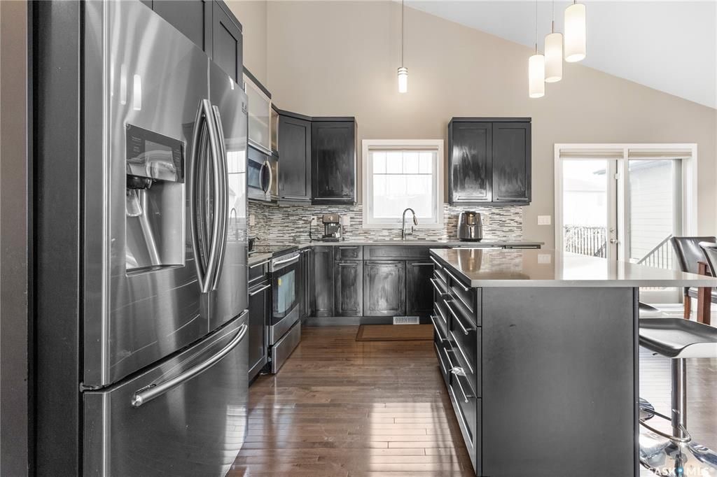 Willowgrove小区Royalty建商2009年建1324尺错层4室3卫独立屋出售。安静内街，步行近公园，学校，购物。高档装修配置：挑高层高，实木地板，厨房大理石台面升级橱柜搭配背景墙砖，不锈钢家电，新冰箱。超大主卧带步入式衣柜，豪华洗手间带按摩浴缸。半地下室大窗户专业装修 - 11