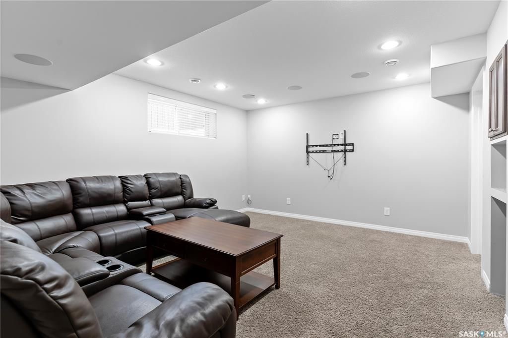 Stonebridge小区1619尺4房4卫独立屋出售。近小学，公园，购物等设施。带加热双车库，朝西大露台大院子。主层开放式设计，采光明亮，工程木地板，厨房带不锈钢家电，大储物间。二楼带一个超大多功能厅，另有三房两卫。主卧带独立洗手间。地下室装修有一房一厅一卫。房屋一二层大部分 - 8