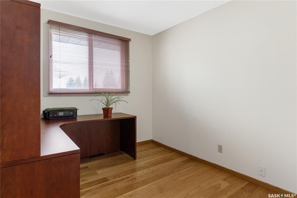 College Park小区近学校近八街安静好地段2274尺独立屋出售。4 房4卫3厅，错层结构。房屋宽敞明亮，实木/软木地板，更新升级厨房台面橱柜，朝南阳光房/正餐厅。二楼房间尺寸大全木地板；主卧带独立洗手间。地下室有超大活动空间，水吧台，洗手间，另有独立工作室。所有大件设备均 - 15