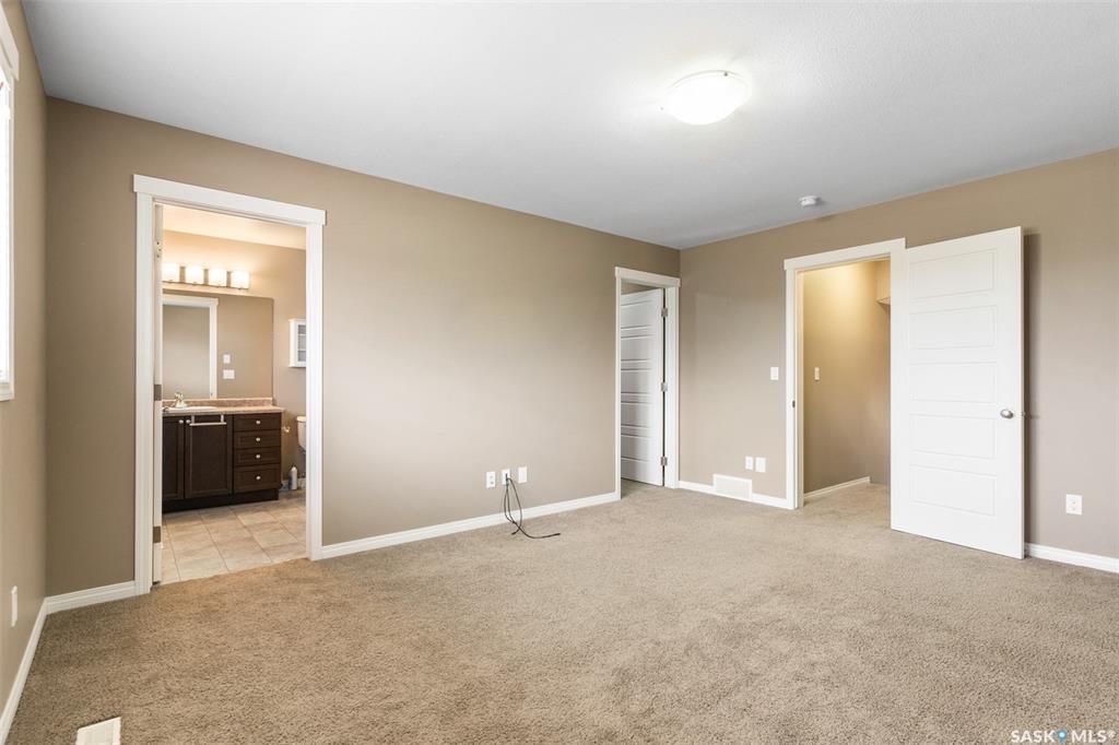 Stonebridge小区近1410尺错层独立屋出售，5房3卫，半地下室带合法出租2房1厅1厨1卫分电表，独立出入独立洗衣烘干，独立热水器。高档装修，连房加大尺寸双车库，双层露台。后院私密性好没有邻居相连。主层挑高顶，木地板，枫木橱柜，大厨房带独立角柜，主卧带独立洗手间和步入衣柜 - 19