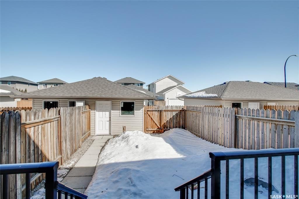 Willowgrove小区4房4卫加1书房联排出售。带独立私密小院，主卧带完整洗手间。步行百米小学，近高中，公园，购物。房屋保养佳采光好，高档装修：大理石台面，不锈钢家电，大尺寸房间，一车库一车位，地下室专业装修。挂牌价格：$315000。详情请联系地产经纪Gary Gai - 9