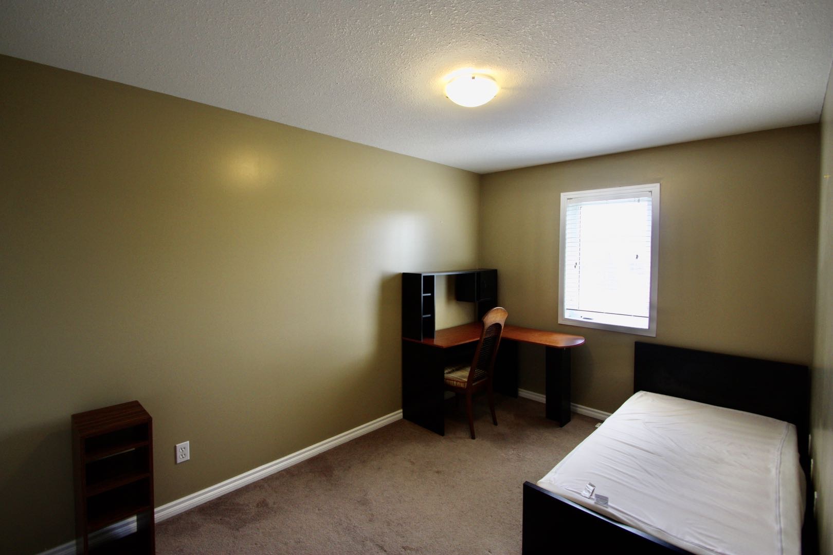 Briarwood小区3房3卫联排屋出租，地下室完全装好。带连房子单车库外加一个室外车位。2003年建，约1250尺。带部分基本家具。$1650/月 包水，物业包除草除雪。一年起租，不分租，不抽烟，不养宠物。希望租客干净整洁守信讲理。有意请联系 Gary 3063413677 微 - 5