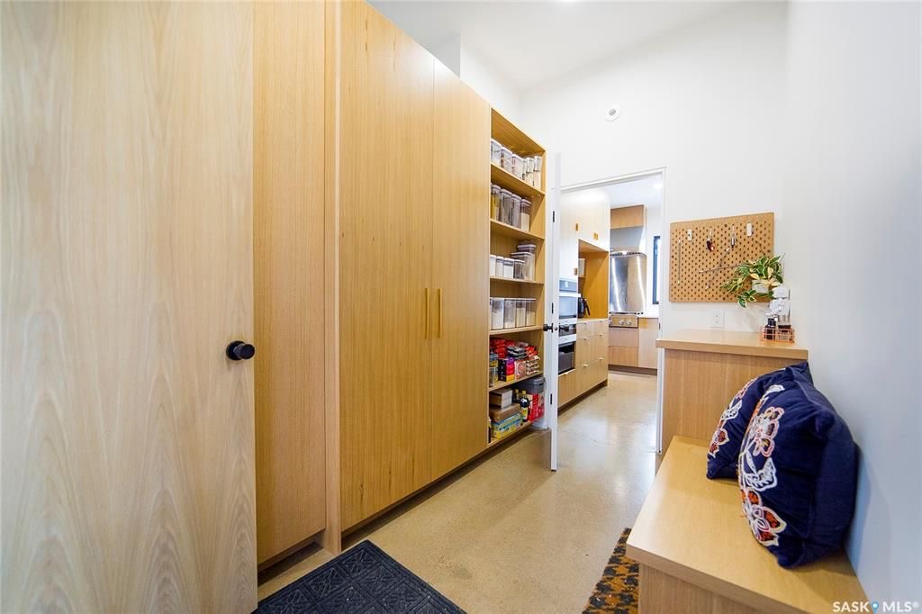 Aspen Ridge小区3600尺地下室步出式独立屋出售！超过5000尺居住面积，绝佳位置背靠自然保护野地，绝佳无遮挡小湖景视野。4房6卫双厨房（中式+西式+嵌入式德国米勒顶级家电), 室内室外独一无二顶级配置装修，全屋水泥地面高科技地热系统，全屋智能系统，7个天窗，白橡木加大 - 27