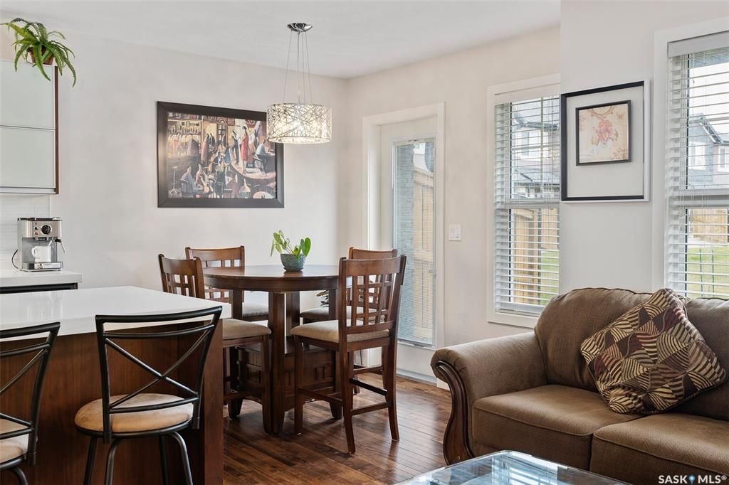 Willowgrove小区2014年建3房3卫联排别墅出售。本地人业主，地理位置安静私密，房屋年代新，整体保养好。交通便利，可步行至两所小学和公园，近百年高中，近购物中心。一楼多窗户朝南自然光充足，客厅宽敞明亮。实木地板，理石台面，纽约现代风橱柜，不锈钢家电。二楼3大卧室，主卧超 - 11