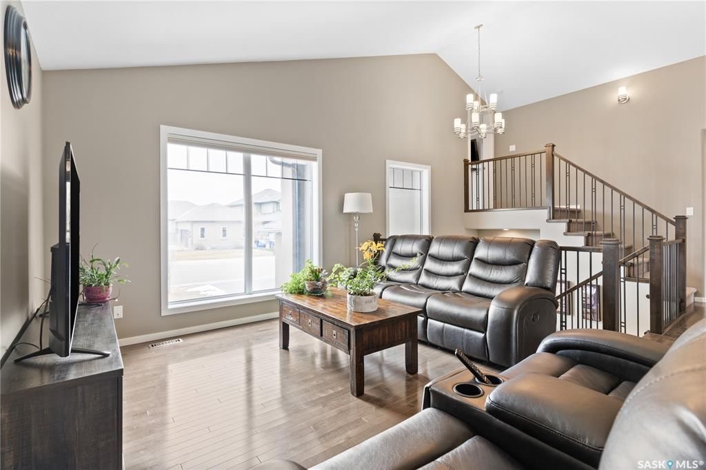 Willowgrove小区Royalty建商2009年建1324尺错层4室3卫独立屋出售。安静内街，步行近公园，学校，购物。高档装修配置：挑高层高，实木地板，厨房大理石台面升级橱柜搭配背景墙砖，不锈钢家电，新冰箱。超大主卧带步入式衣柜，豪华洗手间带按摩浴缸。半地下室大窗户专业装修 - 5