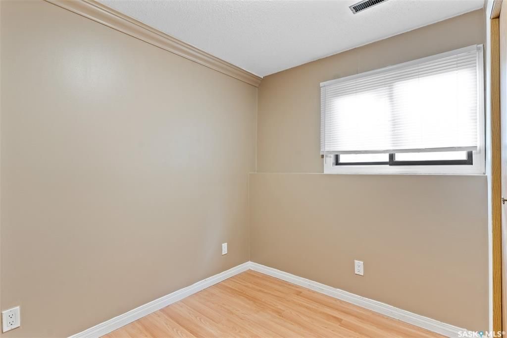 Sutherland小区4 房3卫联排出售。本地人业主，位置便利，近大学。连房子单车库外加一个室外车位。大窗户明亮，新不锈钢家电，新合成板地板和部分地毯，地下室完整装修有一房一厅一简易厨房水吧，另外带一独立露台。房屋近期更新，维护好。挂牌价格：$235000。 有意请联系地产经纪 - 20