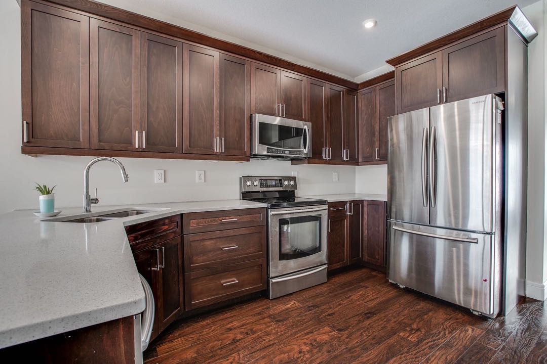 1528尺4房4卫独立屋步行100米至Evergreen小学。地下室1房1厅1卫1吧台带独立出入口。独立院子，超大尺寸双车库。高品质高档装修（加高层高，多窗户，大理石台面，大洗手间带冲浪浴缸。挂牌价格 $399000。详情联系地产经纪Gary Gai 盖王睿 - 5