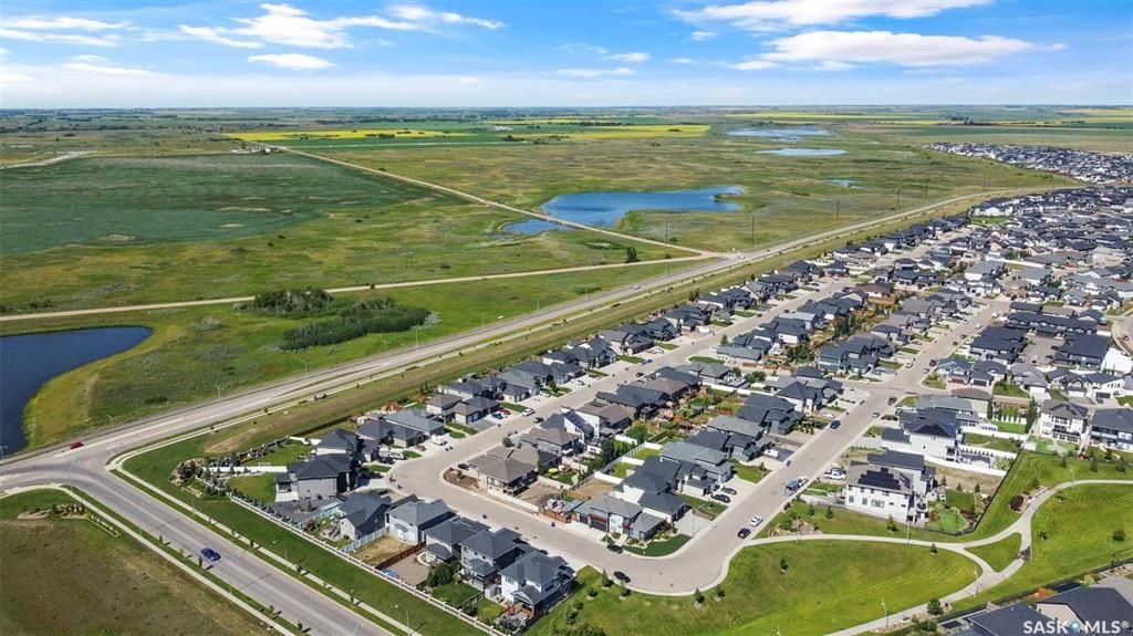 Evergreen2167尺独立屋出售，高档装修，大地块私密大院子（背后不靠邻居）。一楼带独立书房，9尺层高，实木地板，吸顶音响，厨房大理石台面，升级橱柜，高档不锈钢家电。客厅带壁炉造型墙。二楼3个大卧室带一个超大多功能厅，主卧洗手间干湿分离，地暖加热。双车库带保温。另有宽大前露 - 21