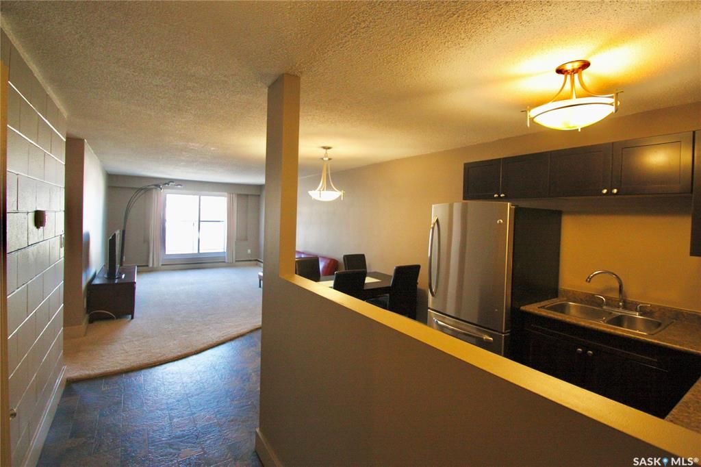 仅$139900！混凝土结构建筑 极为安静。7街顶层1室一厅一卫大尺寸823尺公寓出售。厨房，洗手间，地毯近期翻新。带独立洗衣房，带一个车位。步行至8街SuperStore购物等。挂牌价格：$139000。详情请联系地产经纪Gary Gai 盖王睿 3063413677 - 5