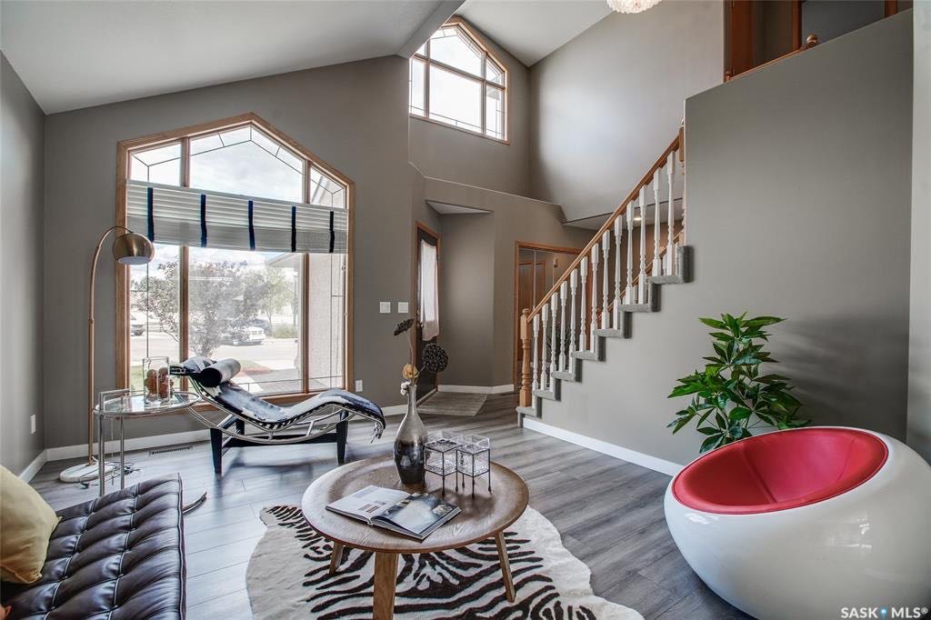 Arbor Creek小区 稀缺过1万尺地块two storey独立屋出售。扇形超大尺寸私密后院。 5房4卫，一楼挑高顶，明亮大窗，双客厅双餐厅，新地板，厨房新理石台面，新不锈钢家电，二楼三个大房间主卧含独立洗手间。地下室完全装好有大家庭厅外加额外两房和一洗手间。新锅炉，新热水器 - 6