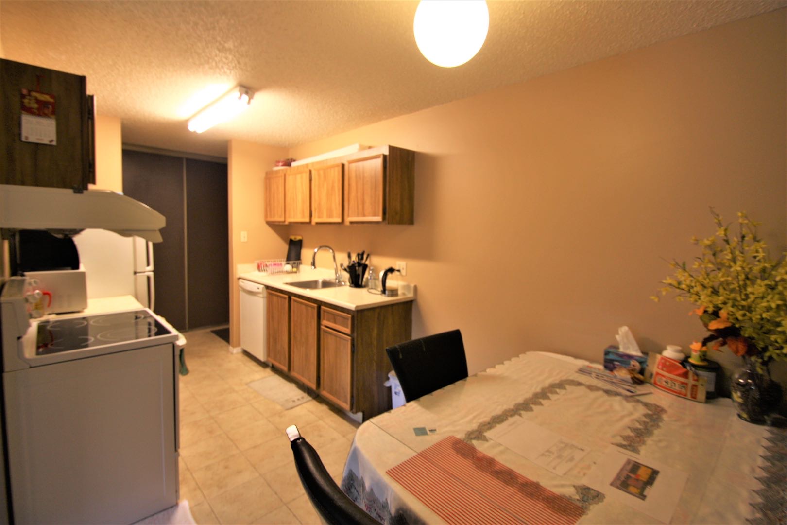 8街方便地段 干净整洁3房1卫1车位公寓出租。自带独立洗衣烘干机，大阳台带储物间，2楼。带家具 包水和暖气。$1300/月 一年起租约（不接受短租）不抽烟不养宠物。 - 4