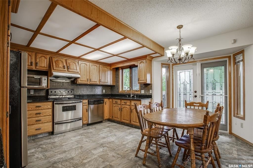 Silverspring小区1680尺4房4卫独立屋出售，安静路段步行百米至两所小学。全新刷漆，新换部分地毯，大理石台面。主卧带洗手间。地下室装修有一房一厅一卫。私密超大后院绿树成荫，连体双车库。挂牌价格 $449000。详情联系地产经纪Gary Gai 盖王睿 - 6