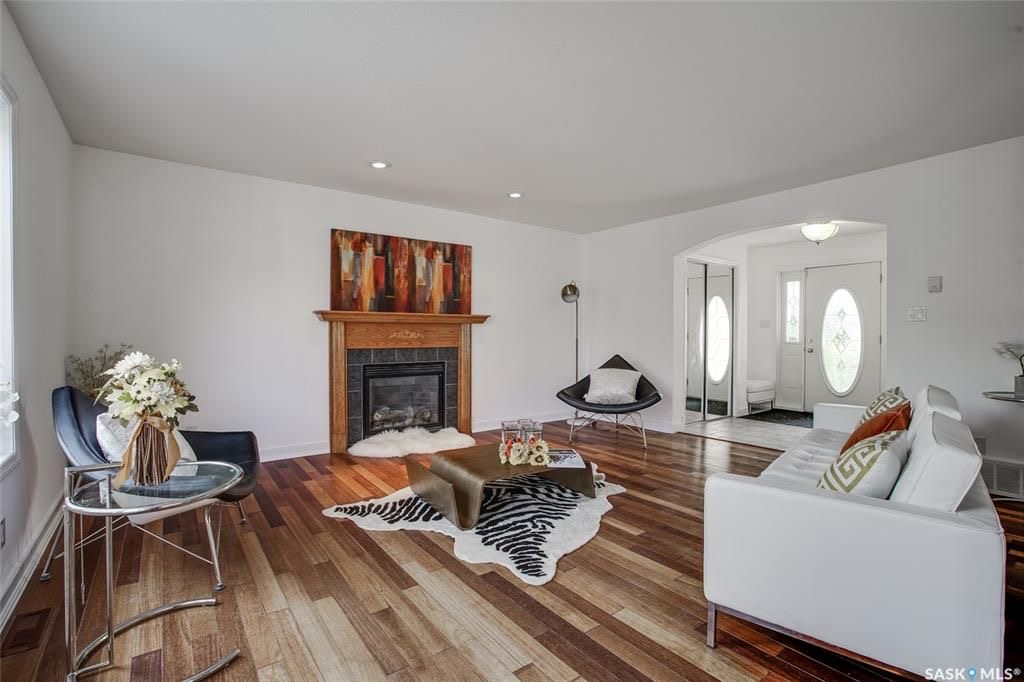 Willowgrove小区1891尺2007年建4房4卫外加多功能厅独立屋出售，位置便利步行至两所willowgrove小学，百年高中，购物公园。全新刷漆，新换部分地毯，热水器。实木地板，大理石台面。二楼有3房2卫外加多功能厅，地下室装修有一房一厅一卫。大院子连房子双车库。 - 5