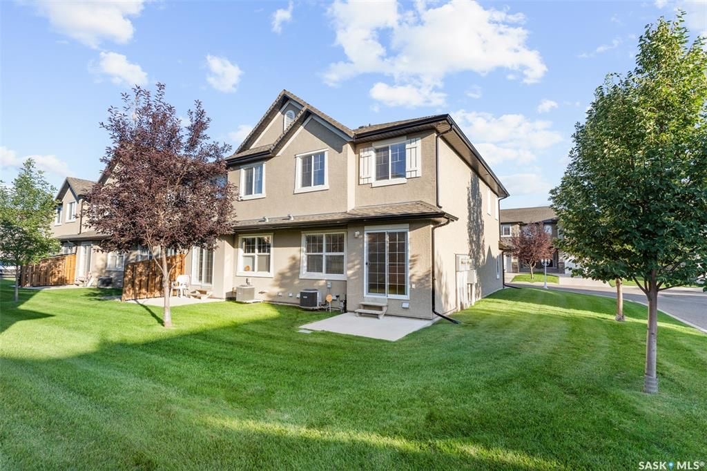 Stonebridge边户3房3卫地下室装修安静联排出售。2011年建，步行至小学，购物，公园。背靠私密绿地，好采光，高档装修，新换地板，大理石台面，现代橱柜，不锈钢家电。全新刷漆。二楼3个大房间尺寸足。地下室完全装修有一个大家庭厅一个独立洗手间。另有连房单车库，中央空调，中 - 21