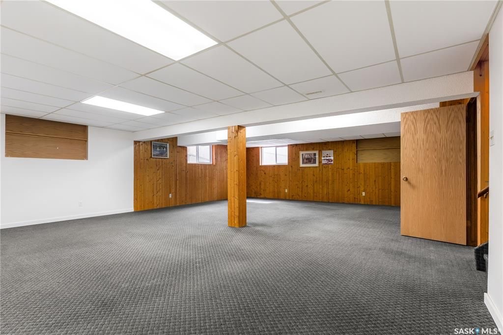 College Park小区近学校近八街安静好地段2274尺独立屋出售。4 房4卫3厅，错层结构。房屋宽敞明亮，实木/软木地板，更新升级厨房台面橱柜，朝南阳光房/正餐厅。二楼房间尺寸大全木地板；主卧带独立洗手间。地下室有超大活动空间，水吧台，洗手间，另有独立工作室。所有大件设备均 - 19