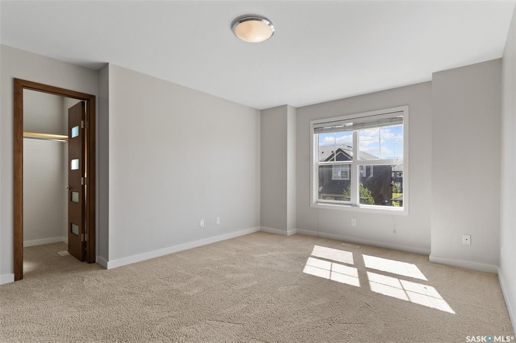 Willowgrove小区多窗大边户1340尺 3房3卫地下室装修安静联排出售。2013年建，步行至小学，购物，公园。背靠私密绿地，好采光，高档装修，新换地板，大理石台面，现代橱柜，不锈钢家电。全新刷漆。二楼3个大房间尺寸足，洗手间带天窗好采光。地下室完全装修有一个大家庭厅一个独 - 16