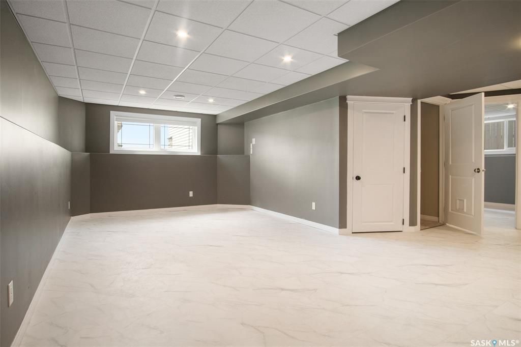 Willowgrove小区5房3卫错层独立屋出售，背靠农地美景，私密无遮挡视野。开放式设计，挑高尖顶，实木地板，枫木厨房带不锈钢家电和角柜，主卧带步入衣柜独立洗手间，半地下室多大窗户9尺层高，2房1超大活动厅外加豪华独立洗手间。双车库带保温，大后院大露台。房屋采光好，保养佳。挂牌 - 22