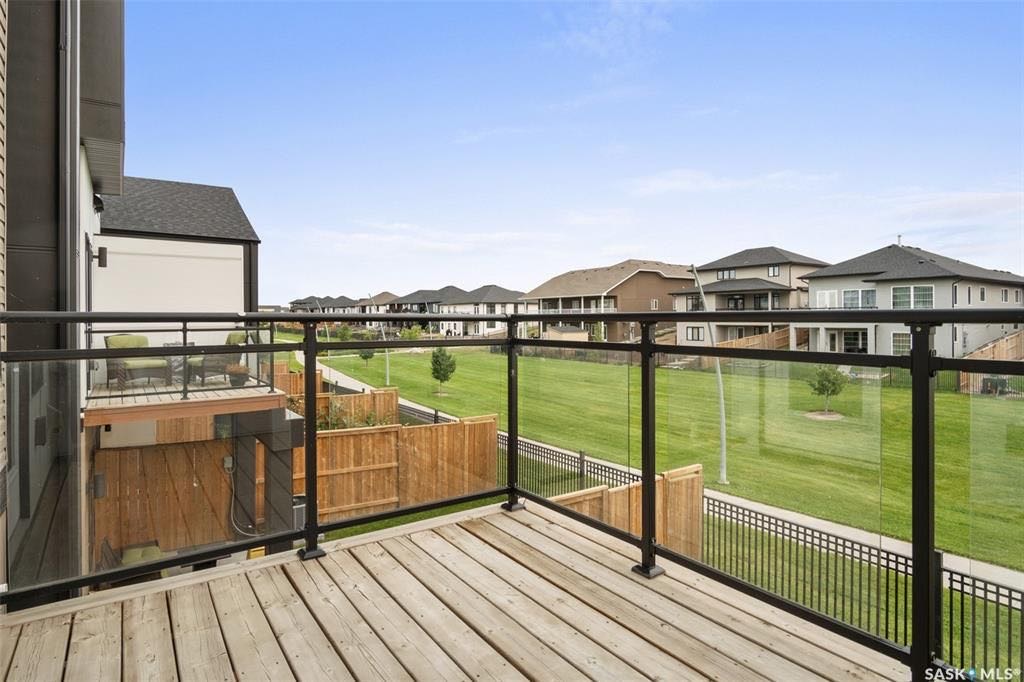 Evergreen小区背靠小学公园地下室步出式1432尺3房3卫联排别墅出售。房屋状况如新，高档装修，高档社区，环境优美。步行百米两所学校。近购物中心，交通便利。一层9尺挑高，高级复合板地板，厨房全部石英石台面，不锈钢厨房设备，非常充足的储存空间。二楼三个全尺寸房间，两个洗手间 - 9