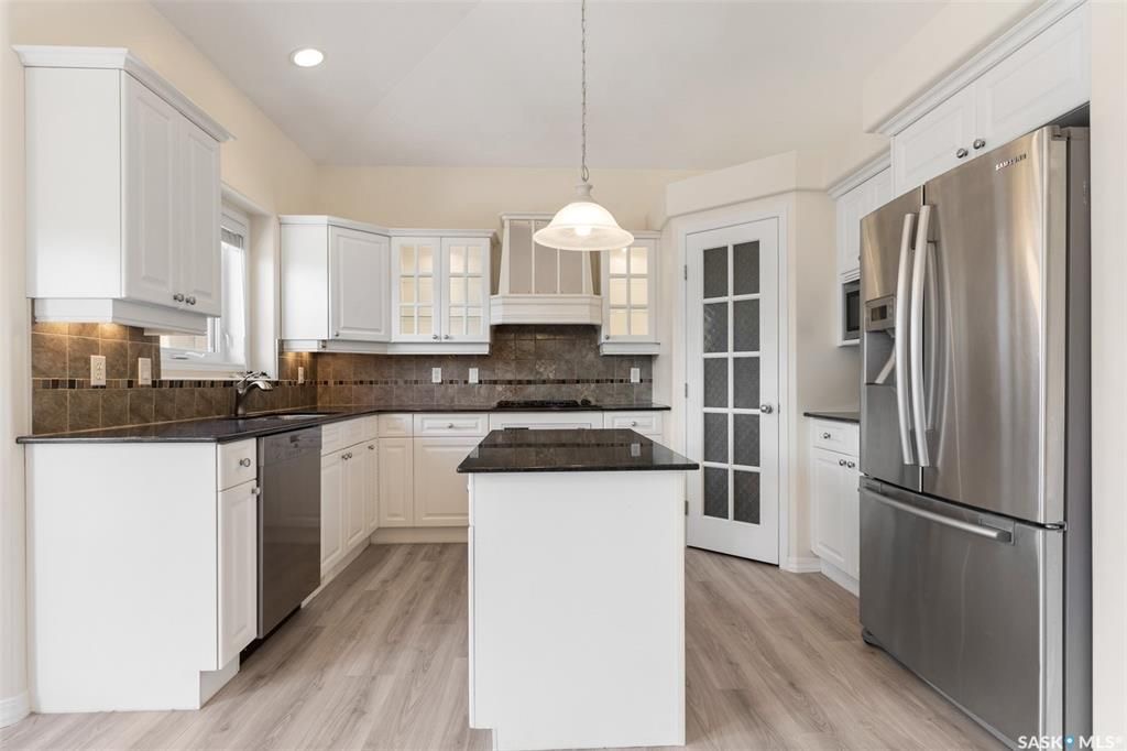 Arbor Creek小区私密安静最佳路段之一2122尺2层独立屋出售。2001年建，过6000尺大地块，5房，1个办公室，3个家庭厅，4卫，一楼挑高顶，明亮PVC大窗，双客厅双餐厅，厨房大理石台面，带独立角柜，新换地板，带一大尺寸书房（可做第六个卧室）二楼三个大房间主卧含独立洗 - 13