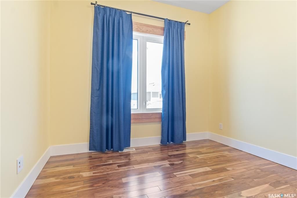 Aspen Ridge小区超大尺寸2016尺两层独立屋出售。好采光，保养如新，高档装修：9尺层高，实木地板，大理石台面，壁炉，不锈钢家电。主层有额外书房，二楼4个大卧室，地下室保温完成。带露台和独立双车库。挂牌价格：$499000。 有意请联系地产经纪Gary Gai 30634 - 19