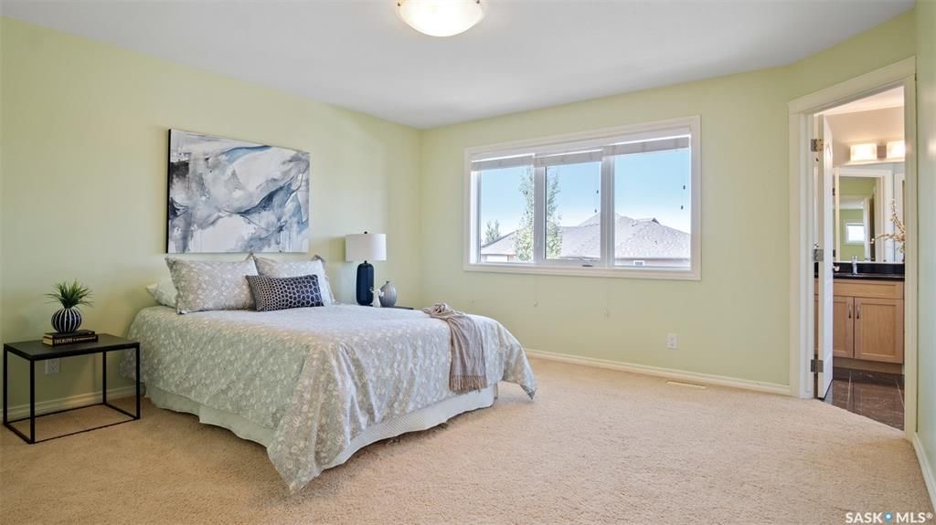 Briarwood小区超大2124尺2007年建3房3卫独立屋出售，大地块，安静成熟区，近公园，位置便利。高档装修：实木地板+枫木橱柜保养如新，大理石台面。二楼有3个大房间2卫。室内阳光充足明亮，另有1大多功能厅。大院子连房子双车库。地下室未装修,房屋保养好。挂牌价格 $5650 - 8