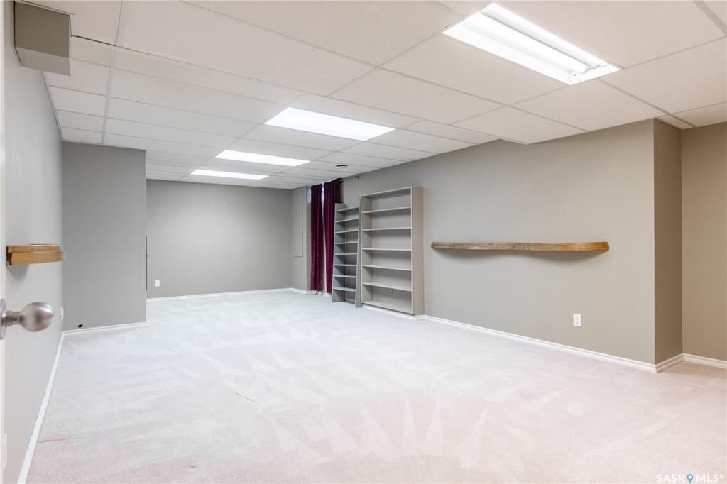 FOREST GROVE小区11472尺5室3卫独立屋出售。位于安静街区，近公园，步行到两所学校（百年高中，St joseph），周边生活设施齐全，交通便利。双客厅和餐厅宽敞明亮，瓷砖地板。厨房新装台面，近期翻新橱柜。客厅嵌入式大窗自然光充足，带一个壁炉。主卧带洗手间间。地下室装 - 9