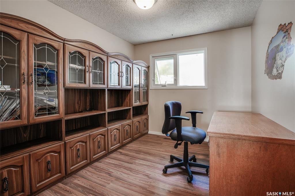 Brevoort Park 1034 尺平层独立屋出售。步行至两所小学（St Matthew School & Brevoort Park School)，两所中学(Holy Cross  High School & Walter Murray Collegiate) ，8街购物 - 6