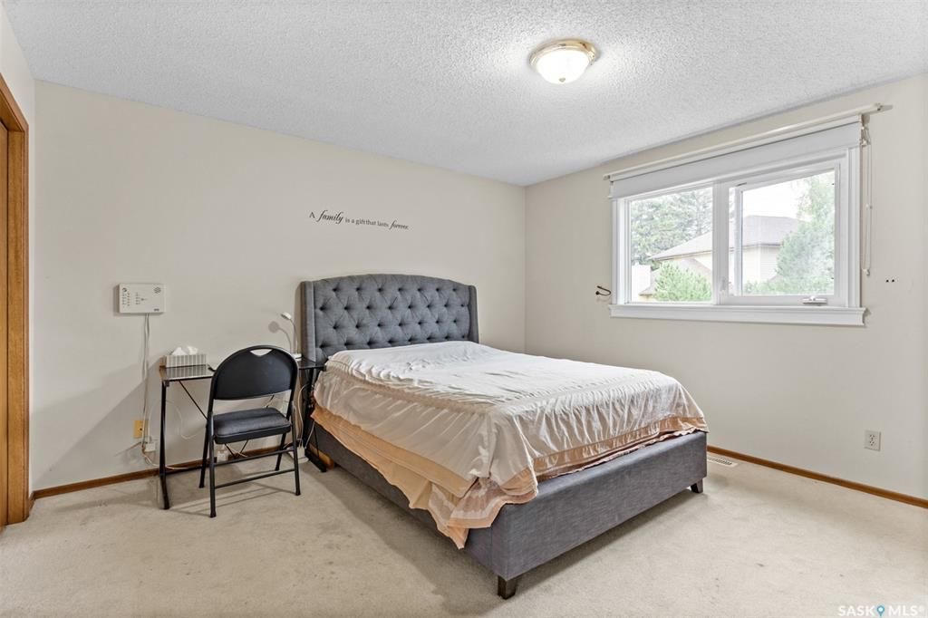 Lakeview小区步行至两所小学公园核心安静地段独立屋出售。4错层好采光，橡木橱柜，主卧带独立洗手间，第三层有超大家庭厅带经典吧台和独立出入门，洗手间有按摩浴缸。第四层装修有一个活动厅可作为第四个房间使用。大占地大院子，露台带顶棚。另有地下喷淋和全新换瓦片，部分更新新pvc窗户 - 13