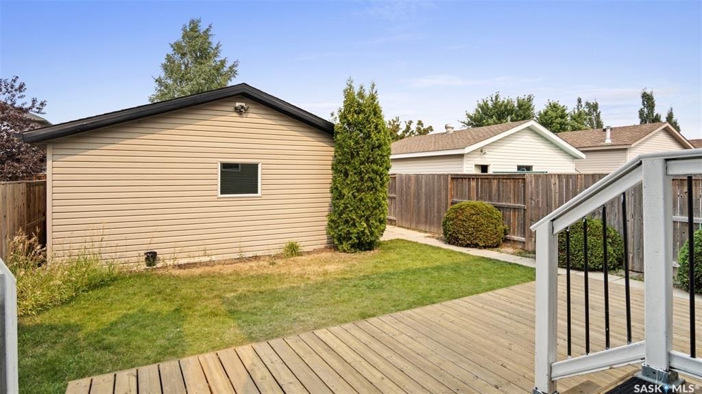 Stonebridge小区2007年建3房3卫2厅，地下室完整装修，双层独立屋出售。位置处于小区核心极为便利，步行距离有两所小学，近超市，及公园。高档装修：枫木橱柜，不锈钢设备，较新的抽烟机。一楼开放设计，好采光，独立洗衣房，2020新换洗衣机。二楼三个大卧室，主卧独立洗手间，地 - 9