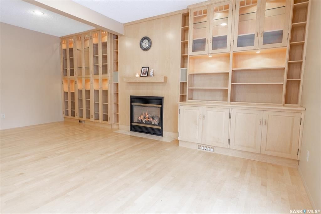 Lakeview小区1788尺独立屋出售。步行至两所小学（其中一所为法语小学），Lakeview人工湖公园。房屋采光好，保养佳，大量更新：实木地板，新窗户，露台门，天然气wolf炉灶和外排抽油烟机，家庭厅带嵌入式厨柜和天然气壁炉。二楼三个大卧室，主卧带独立洗手间，地下室有大活动厅 - 5