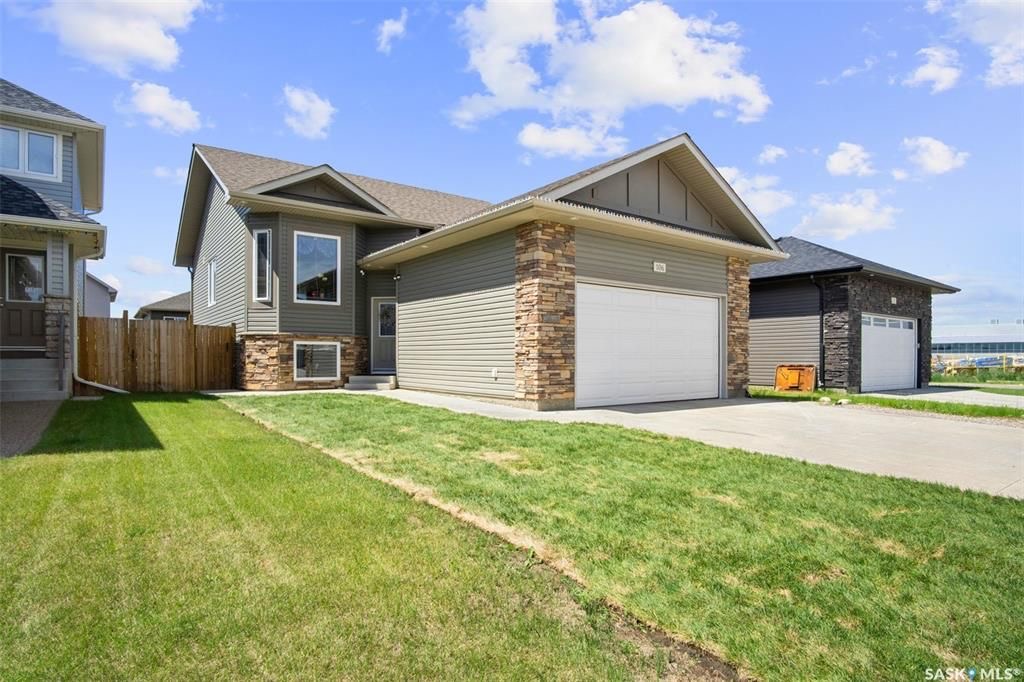 Stonebridge小区4房3卫错层独立屋出售。步行百米两所小学，购物，公园等一切设施。North Ridge建商，9尺层高，实木地板，升级封闭厨房（额外加多橱柜及台面，不锈钢家电）。多窗户采光好。主卧带独立洗手间和步入式衣柜。地下室9尺层高，超大窗户，明亮如地面，合成板地板， - 8