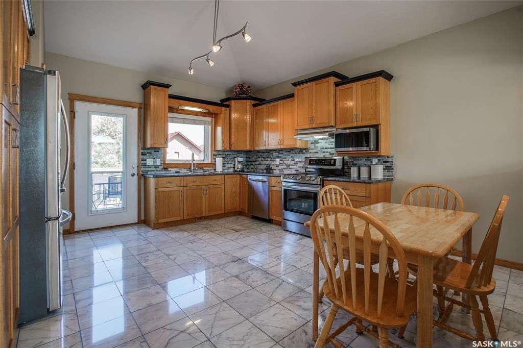 Willowgorve小区2004年建，接近1330尺错层独立屋出售，近Willowgrove小学，公园，附近购物，近St Joseph 和Centennial百年高中。共5房3卫（上下皆为9尺层高，一楼3房，半地有2个大卧室，）多窗户好彩光餐厅客厅，主卧带完整洗手间，半地下大窗 - 6