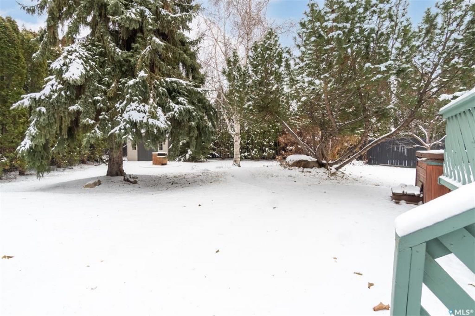 LAKEVIEW小区2308尺5室4卫双层独立屋出售。超大扇形地块11000尺，位于安静核心街区，步行至小学，近公园购物交通便利。高品质装修，全新实木地板，翻新厨房橱柜，全花岗岩台面，双客厅（前厅后厅宽敞），双餐厅（含正餐厅）。主卧带超大独立步入衣帽间，大浴室双洗手台浴缸淋浴分离 - 10